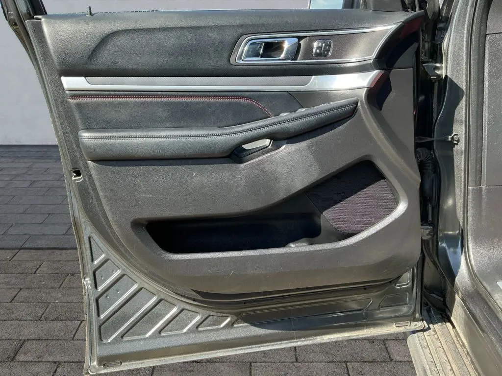 Ford Explorer photo 10