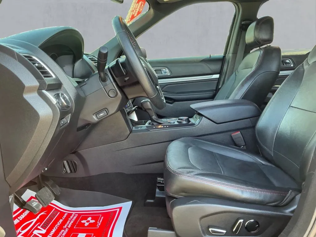 Ford Explorer photo 12