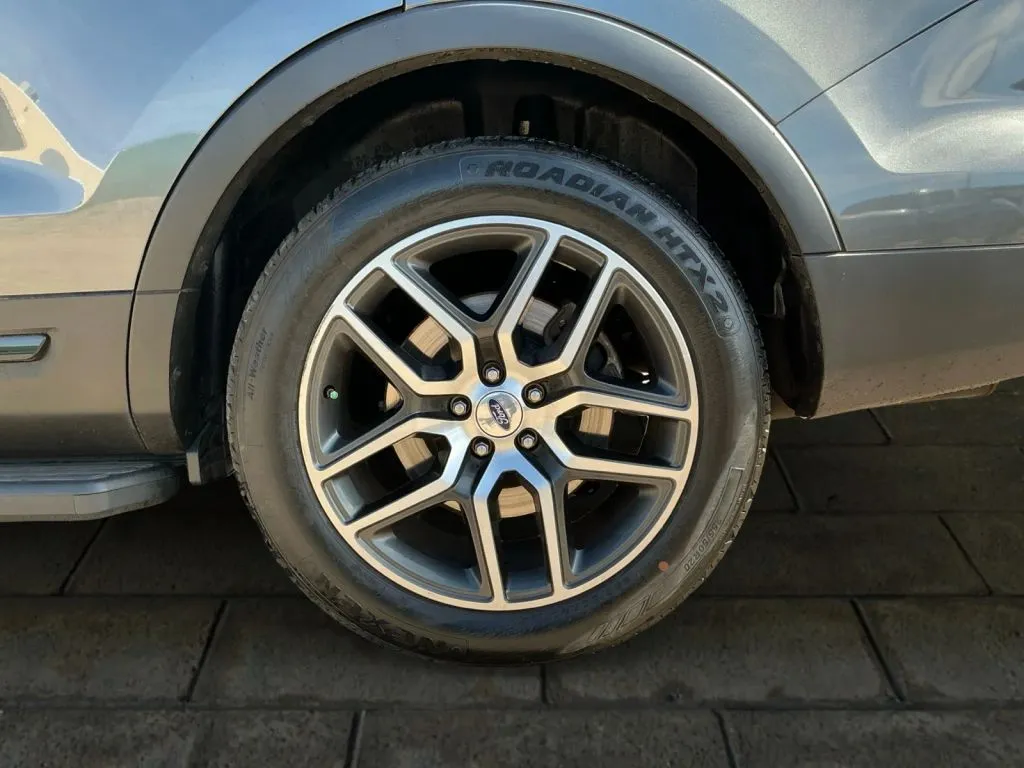 Ford Explorer photo 18