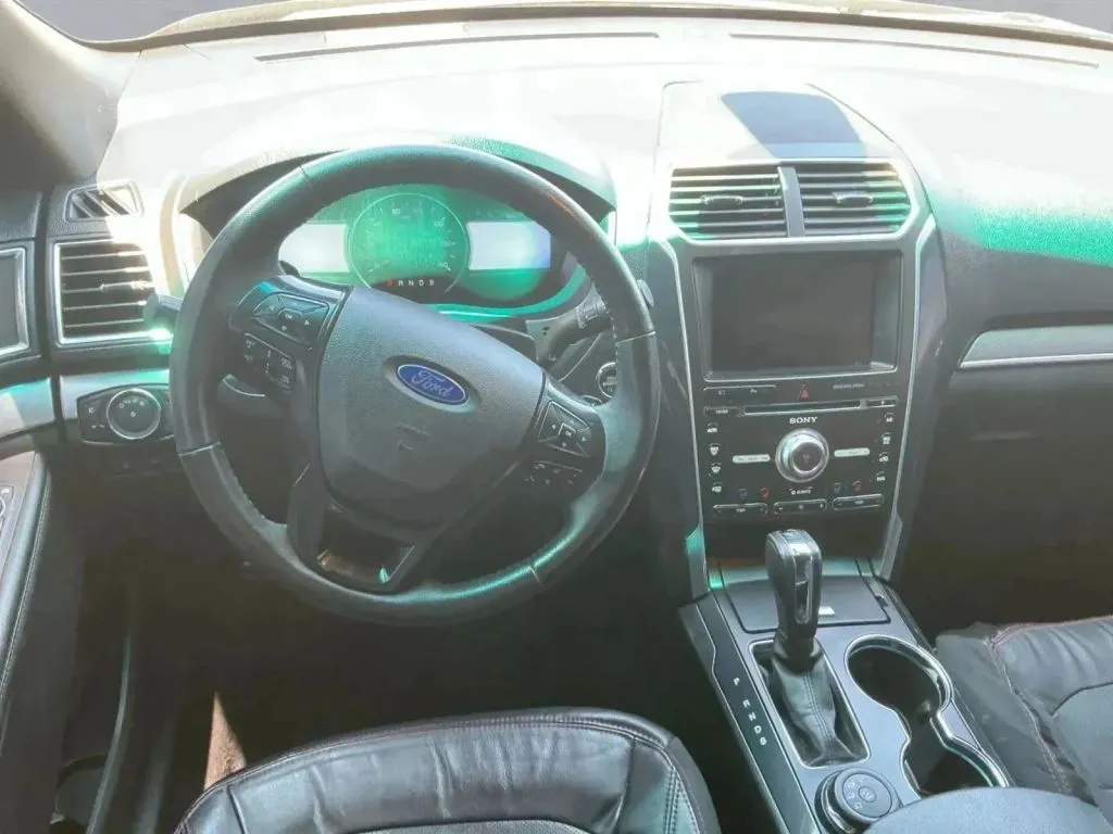 Ford Explorer photo 15