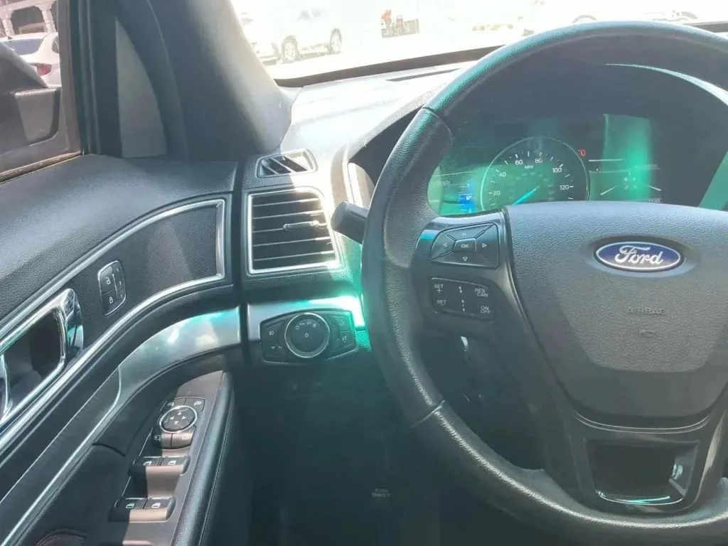 Ford Explorer photo 26