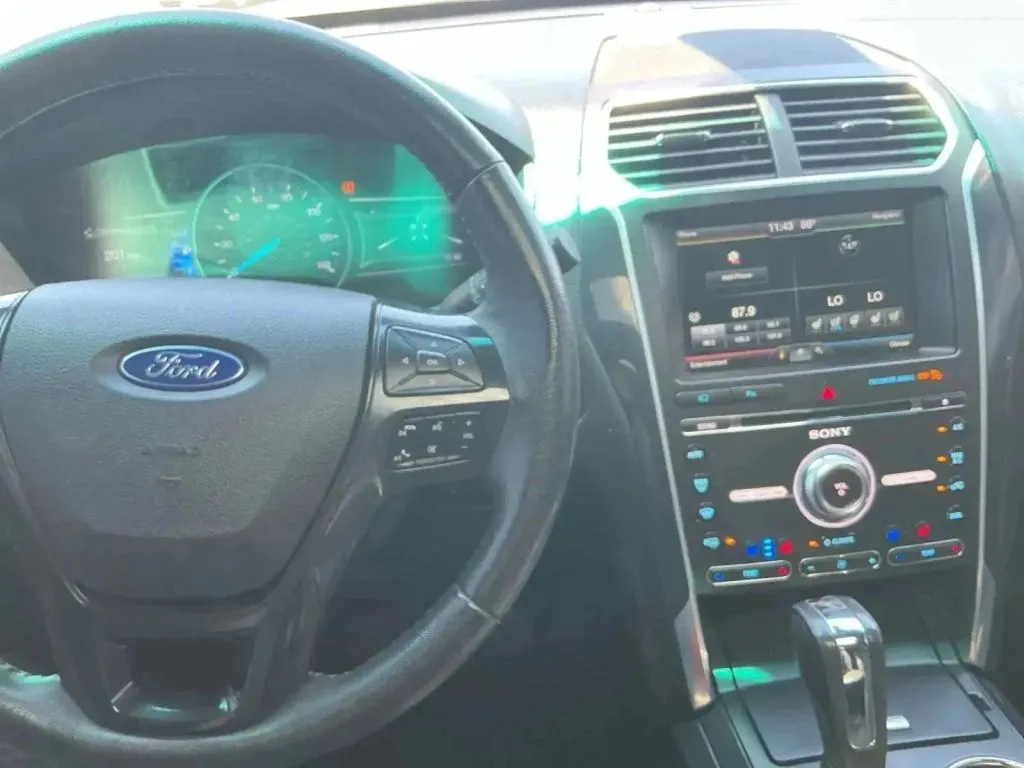 Ford Explorer photo 27