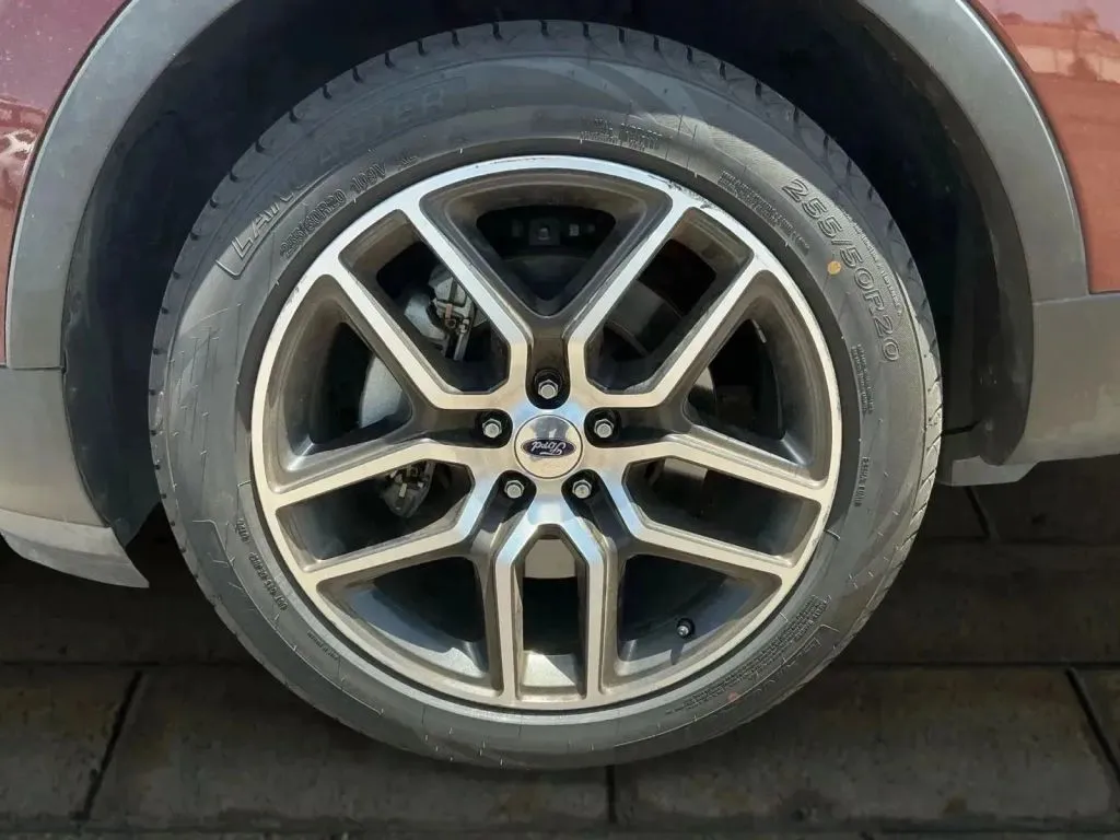 Ford Explorer photo 24