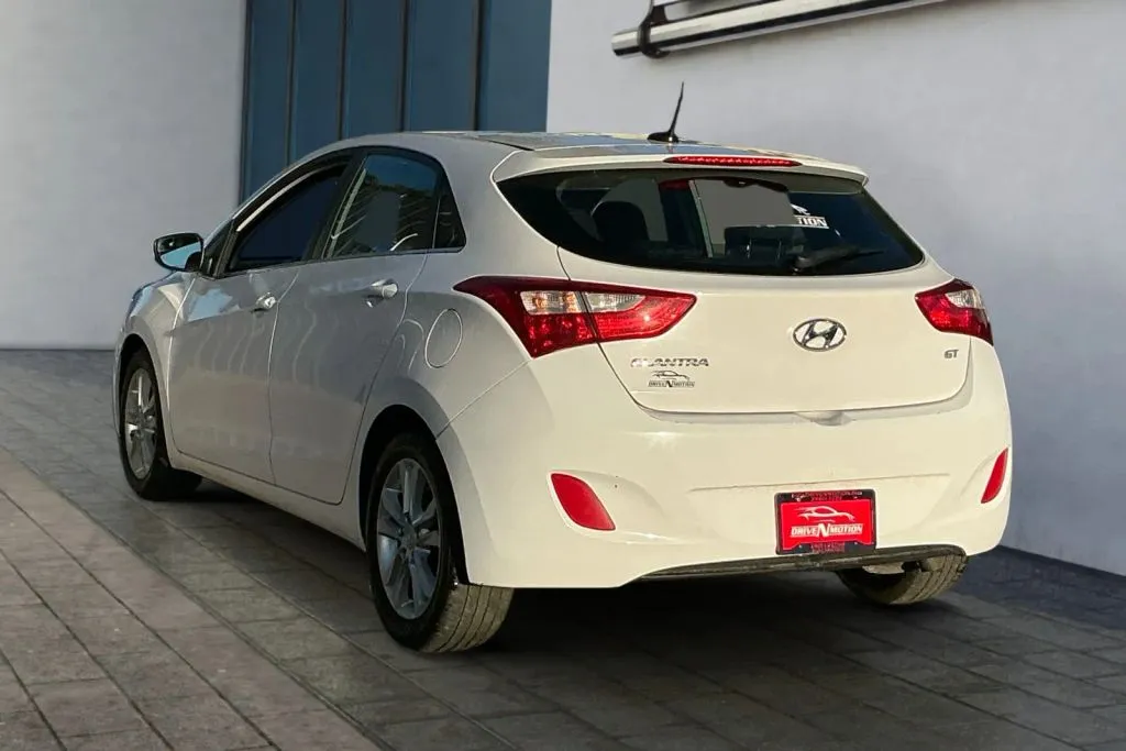 Hyundai Elantra GT photo 6