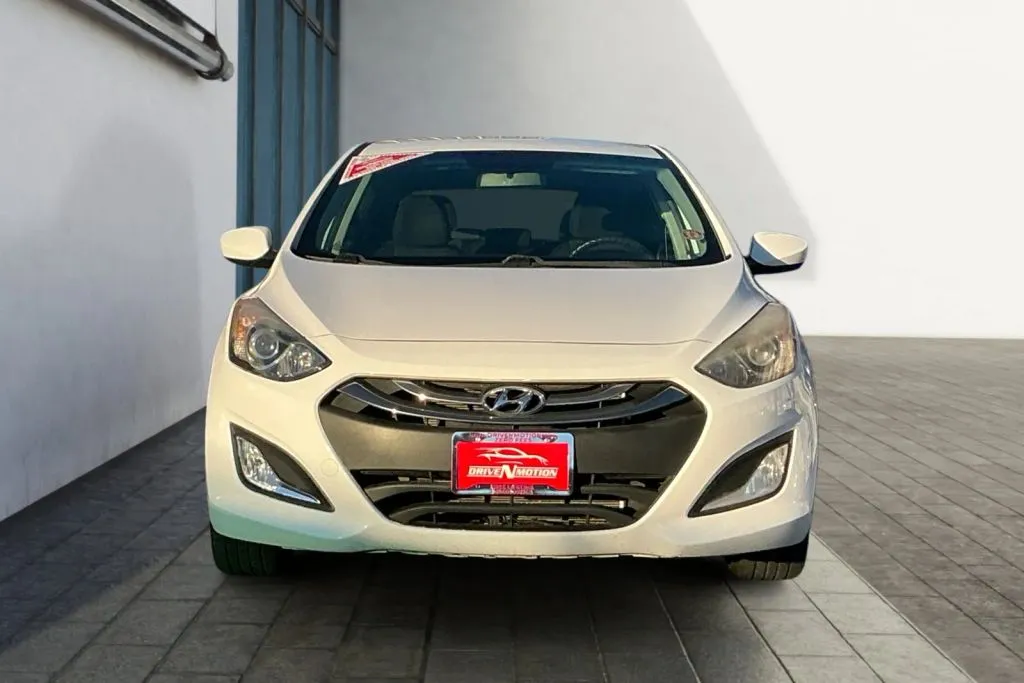 Hyundai Elantra GT photo 8