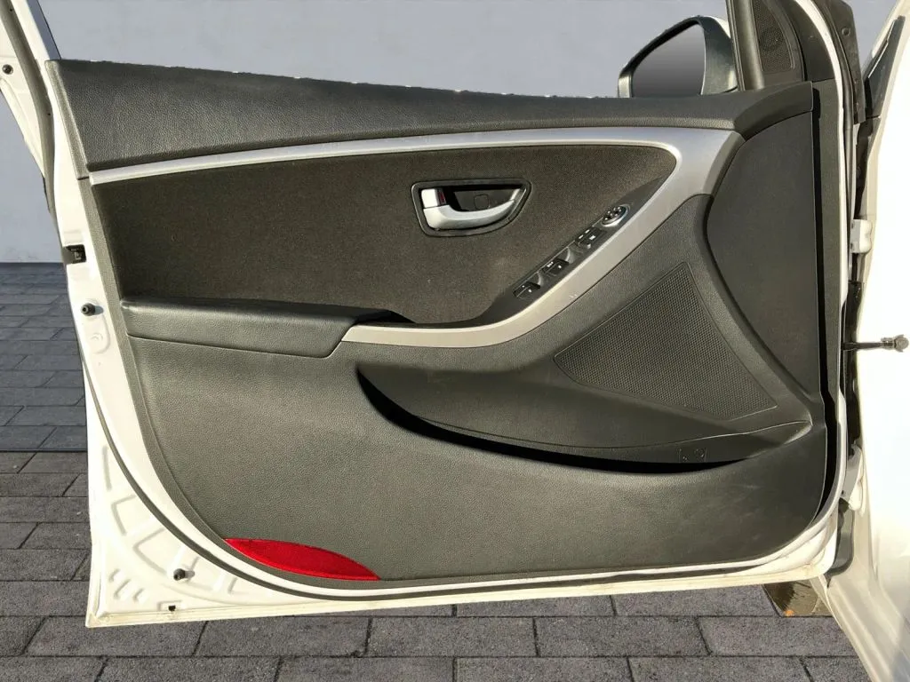Hyundai Elantra GT photo 10