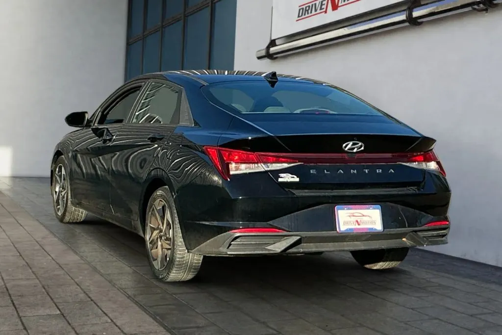 Hyundai Elantra photo 6
