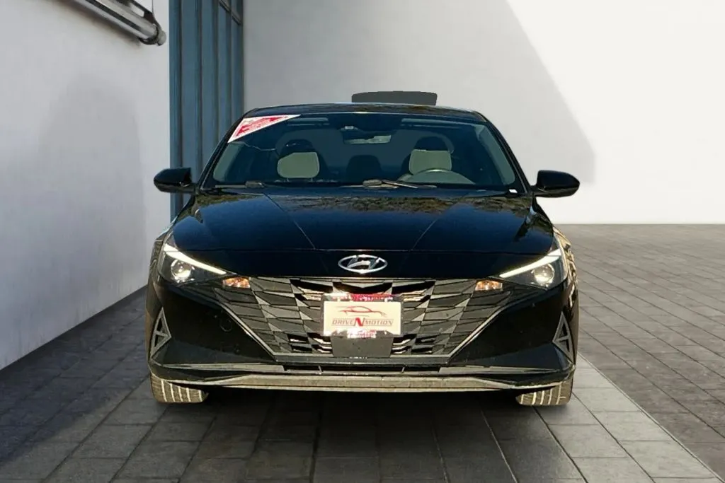 Hyundai Elantra photo 8
