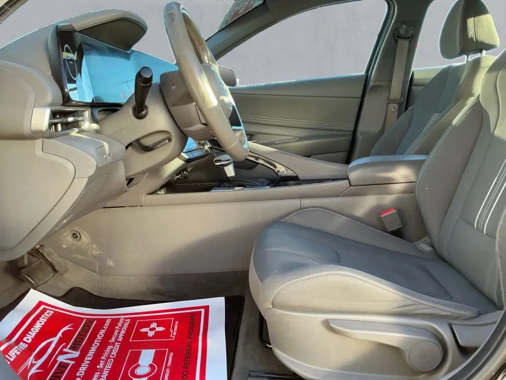 Hyundai Elantra photo 12