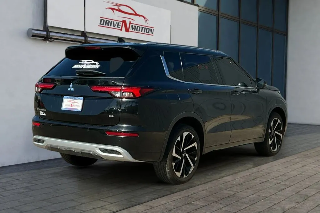 More photos of 2022 Mitsubishi Outlander SEL Sport Utility 4D at Drive N-Motion Greeley, CO