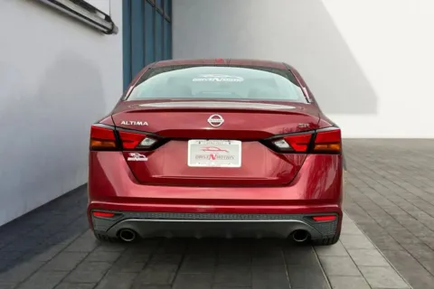 More photos of 2022 Nissan Altima 2.5 SR Sedan 4D at Drive N-Motion Greeley, CO