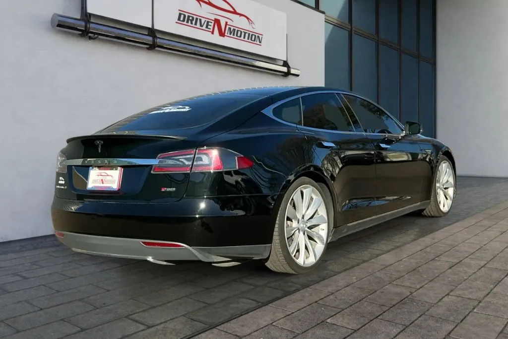 More photos of 2013 Tesla Model S Performance Sedan 4D at Drive N-Motion Greeley, CO