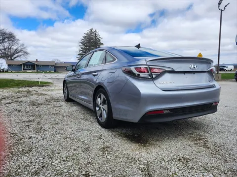 More photos of 2016 Hyundai SONATA Hybrid Limited at Auto Island, IN