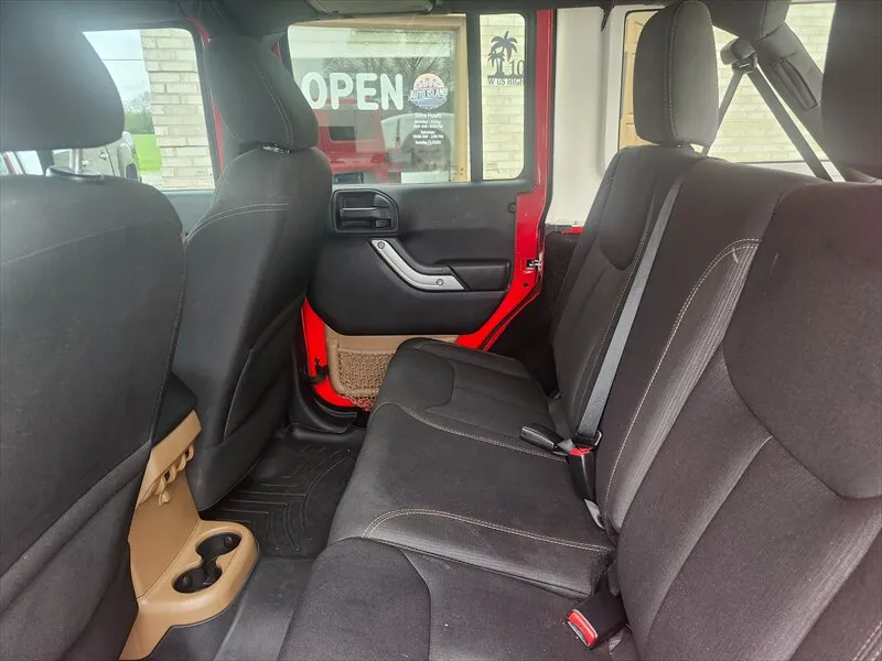 2016 Jeep Wrangler Unlimited Sahara - Photo 9