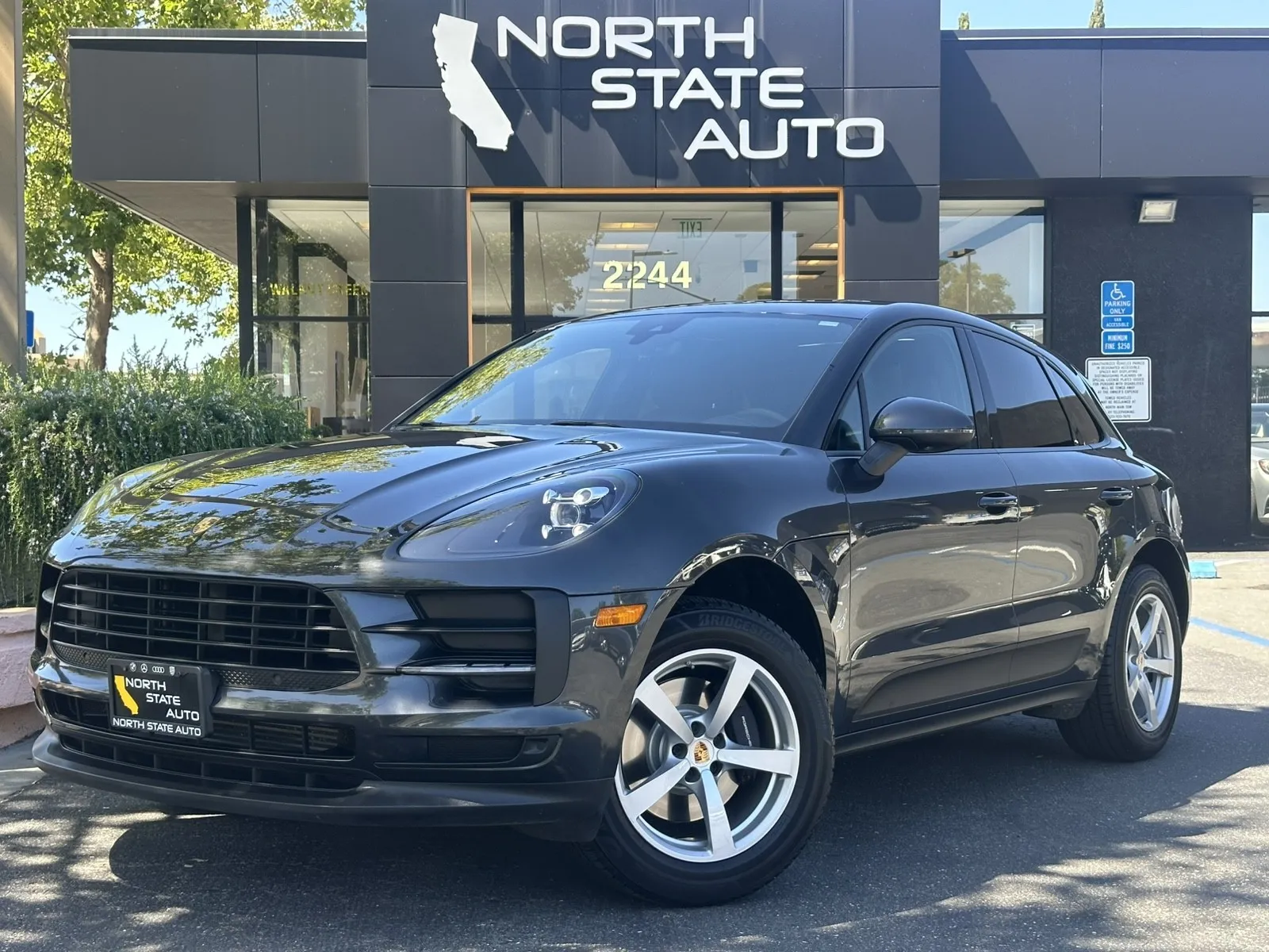 2020 Porsche Macan -'s photo