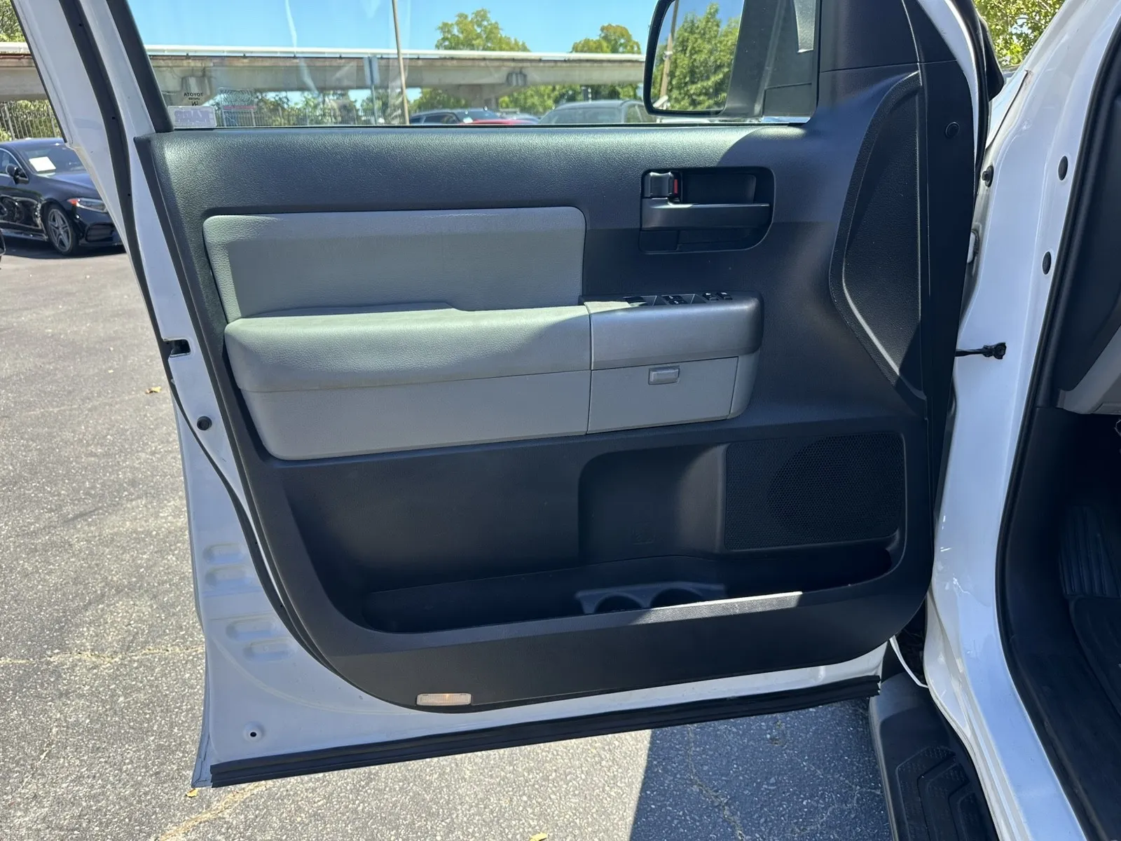 Toyota Sequoia photo 28