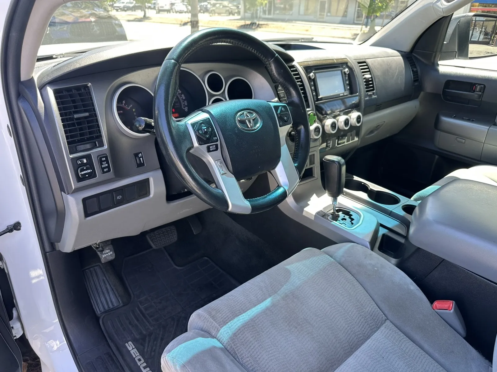 Toyota Sequoia photo 19