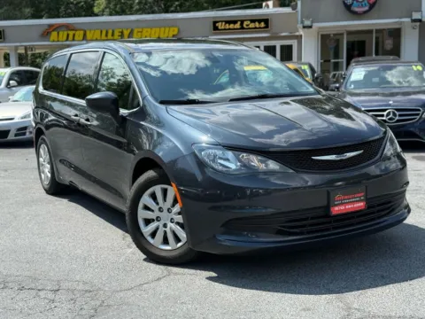 Gray 2019 Chrysler Pacifica L Minivan 4D for sale in East Stroudsburg, PA
