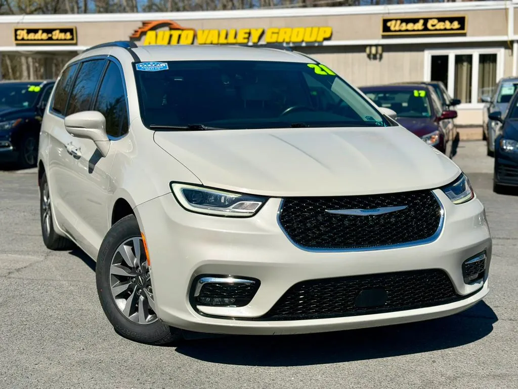 White 2021 Chrysler Pacifica Hybrid Touring L Van 4D for sale in East Stroudsburg, PA