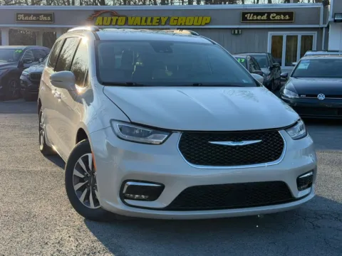White 2021 Chrysler Pacifica Hybrid Touring L Van 4D for sale in East Stroudsburg, PA