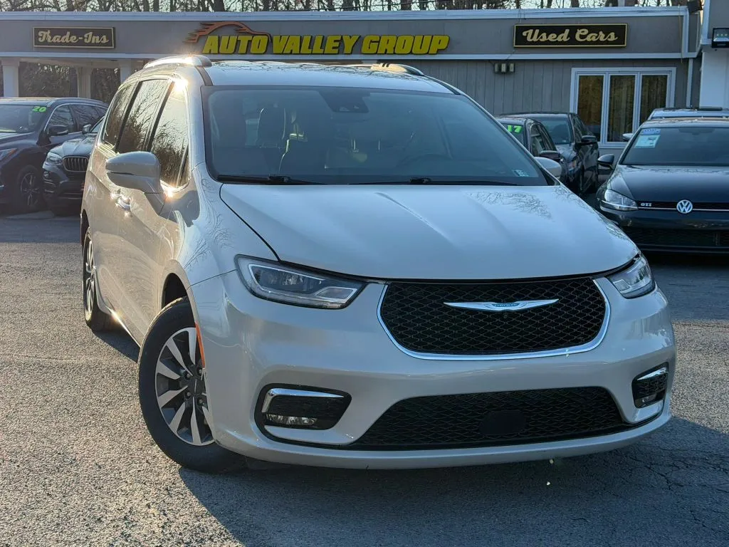 White 2021 Chrysler Pacifica Hybrid Touring L Van 4D for sale in East Stroudsburg, PA