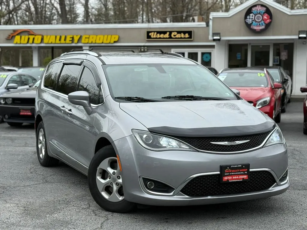 2017 Chrysler Pacifica Touring-L Plus's photo