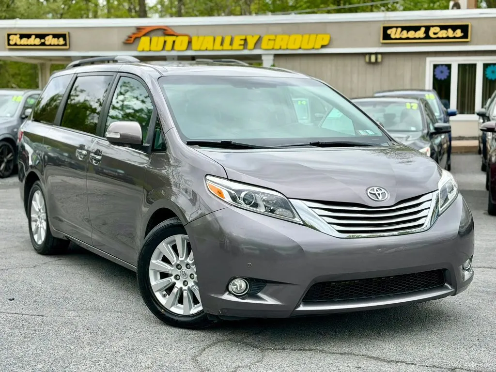 2015 Toyota Sienna Limited Premium V6 7-Passenger's photo