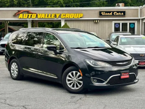 Black 2018 Chrysler Pacifica Touring L Minivan 4D for sale in East Stroudsburg, PA