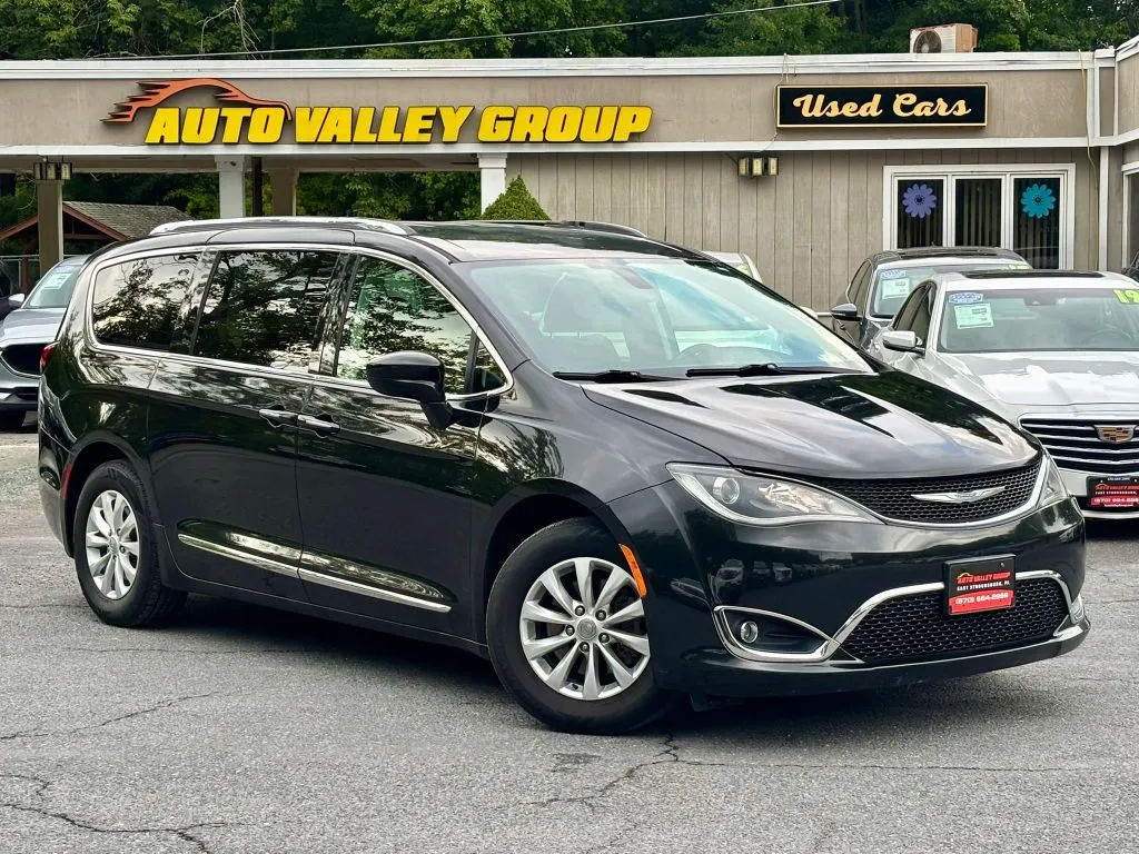 Black 2018 Chrysler Pacifica Touring L Minivan 4D for sale in East Stroudsburg, PA