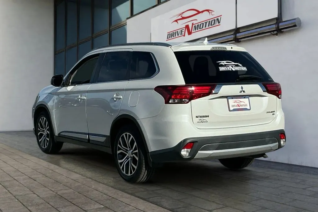 More photos of 2018 Mitsubishi Outlander SEL Sport Utility 4D at Drive N-Motion Rio Rancho, NM
