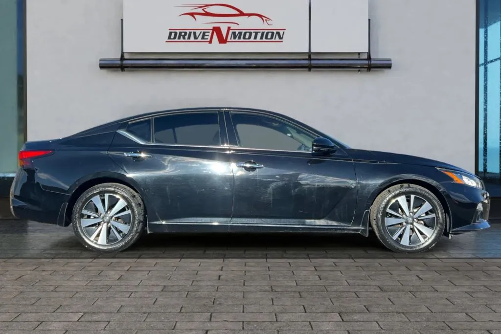 Another view of 2019 Nissan Altima 2.5 SV Sedan 4D for sale in Rio Rancho, NM at Drive N-Motion Rio Rancho