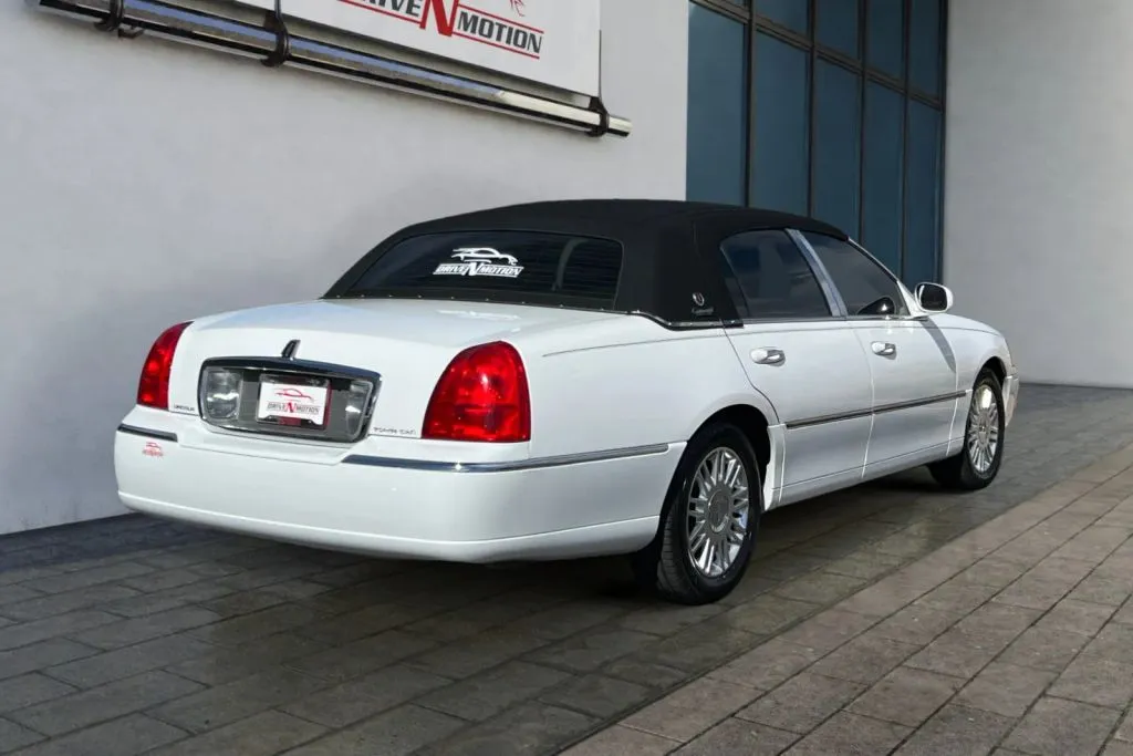 More photos of 2011 Lincoln Town Car Signature Limited Sedan 4D at Drive N-Motion Rio Rancho, NM