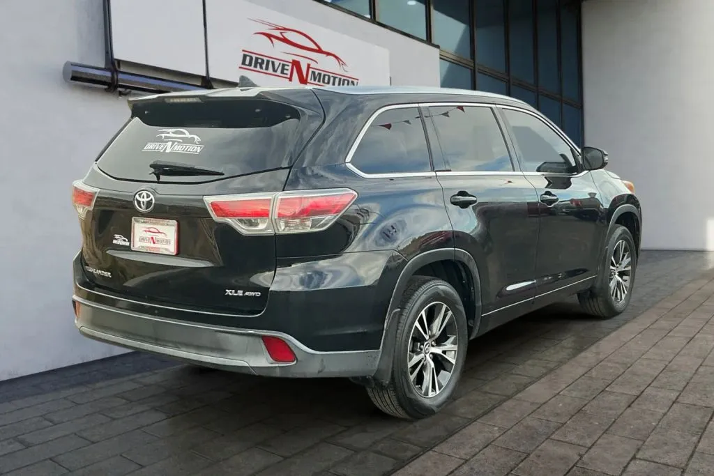 More photos of 2016 Toyota Highlander XLE Sport Utility 4D at Drive N-Motion Rio Rancho, NM