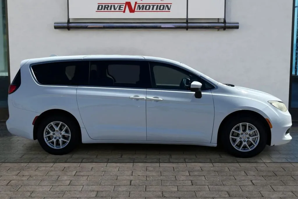 Another view of 2017 Chrysler Pacifica LX Minivan 4D for sale in Rio Rancho, NM at Drive N-Motion Rio Rancho