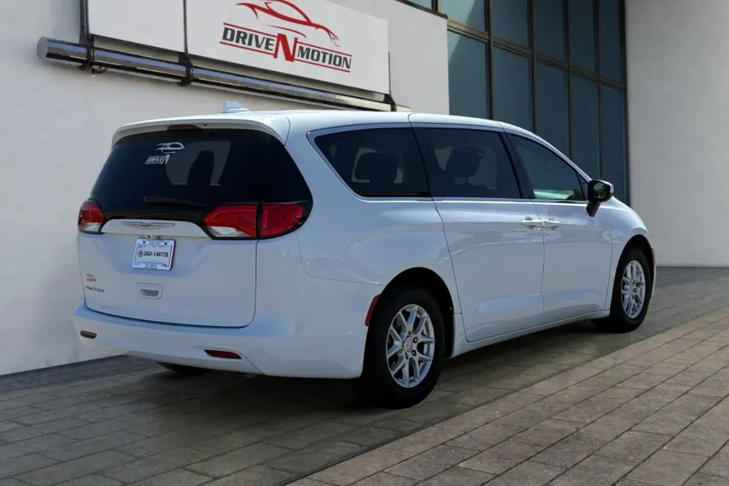 More photos of 2017 Chrysler Pacifica LX Minivan 4D at Drive N-Motion Rio Rancho, NM