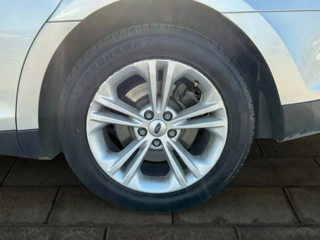 Ford Taurus photo 17