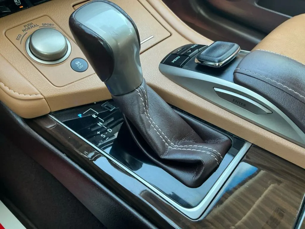 Lexus ES photo 35