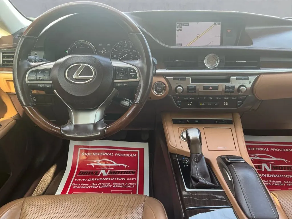 Lexus ES photo 16