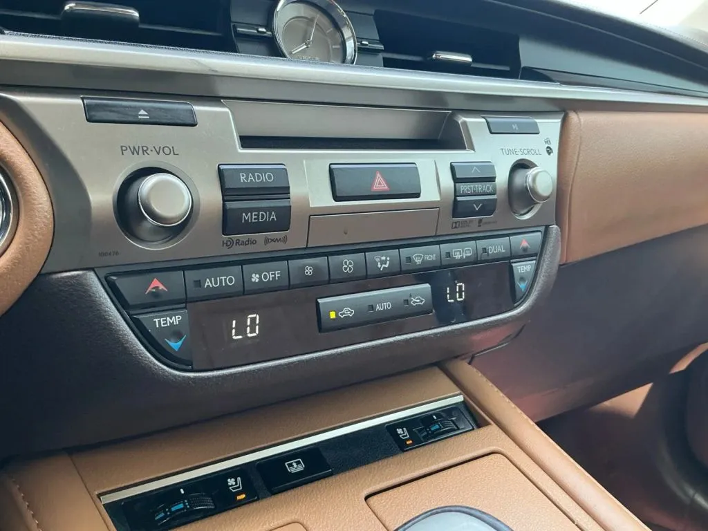 Lexus ES photo 34