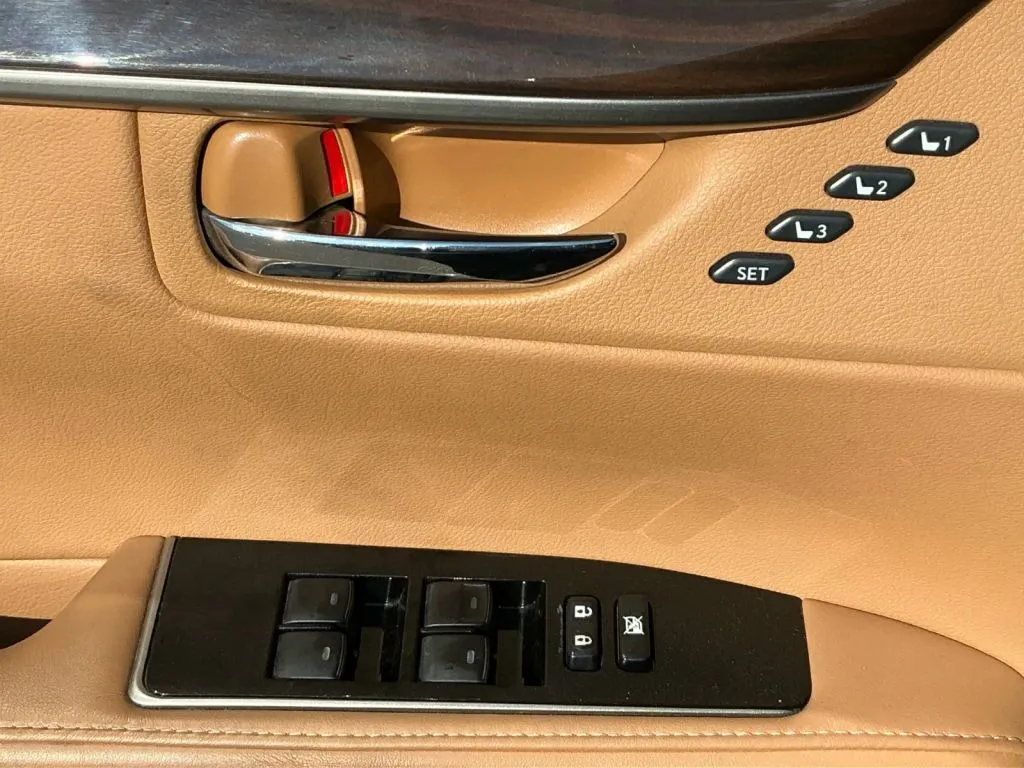 Lexus ES photo 11