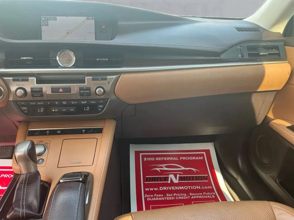 Lexus ES photo 22