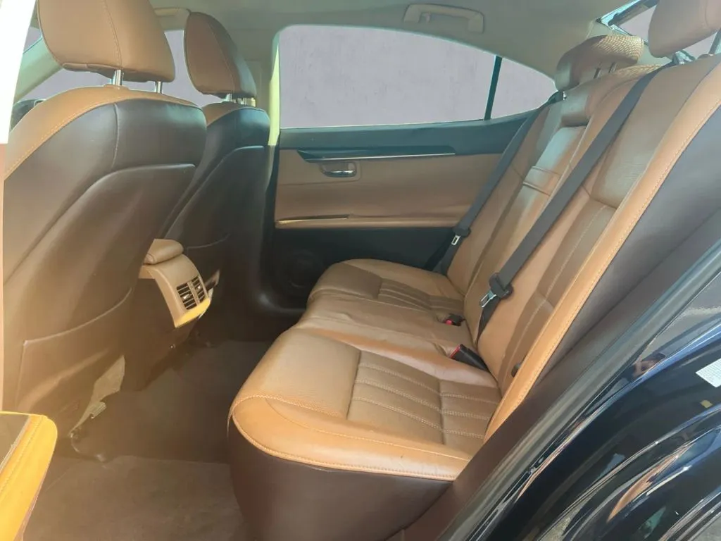 Lexus ES photo 14