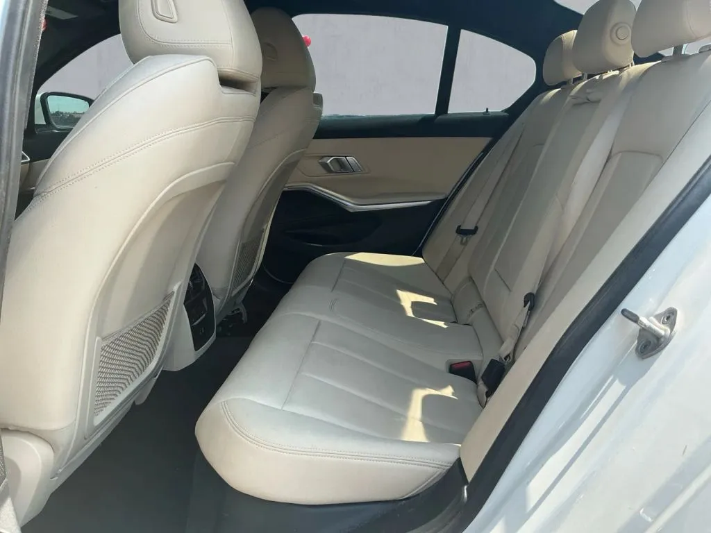 BMW 3 Series photo 14