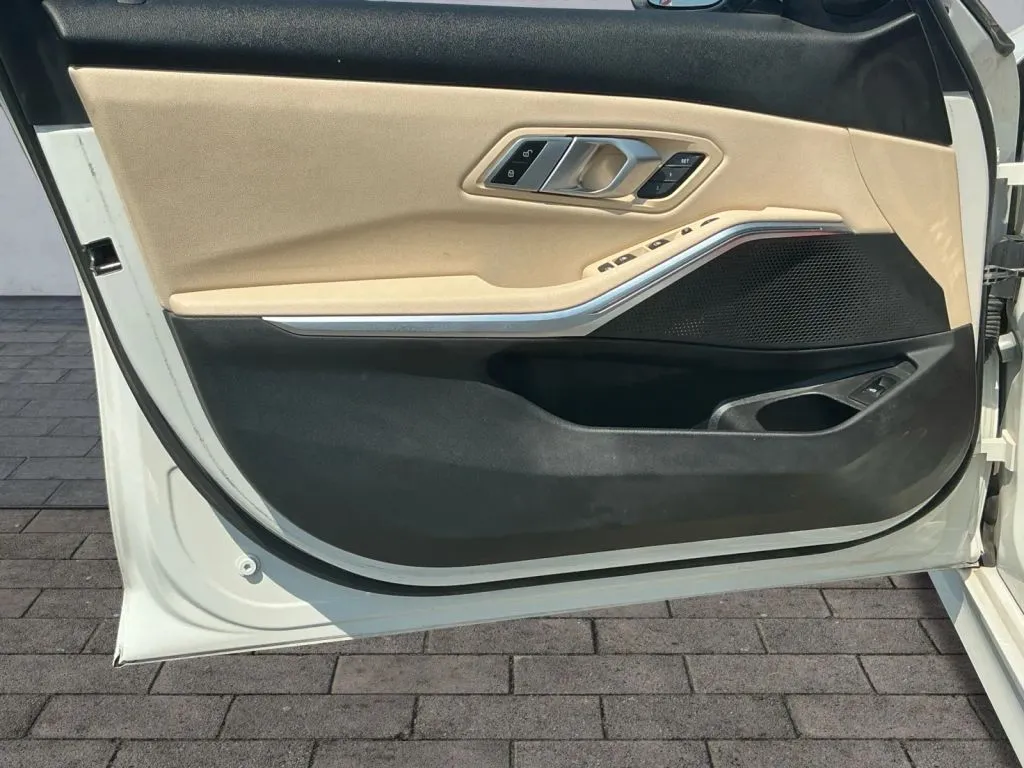 BMW 3 Series photo 10