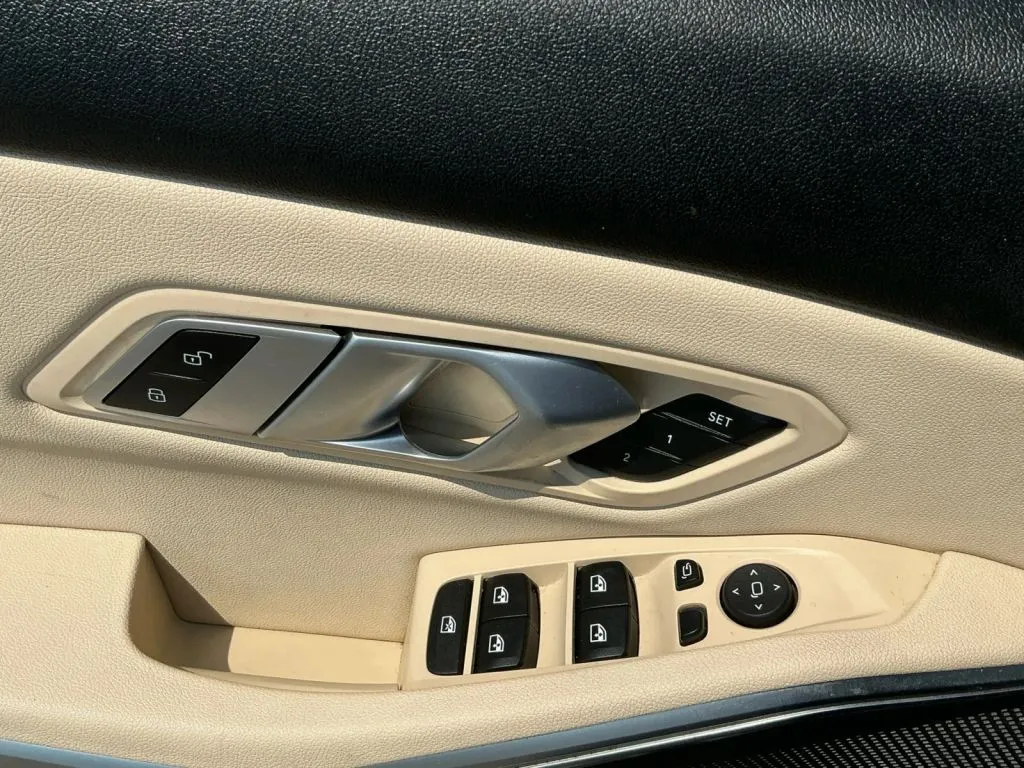 BMW 3 Series photo 11