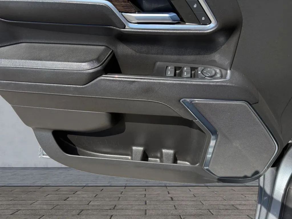 GMC Sierra photo 11