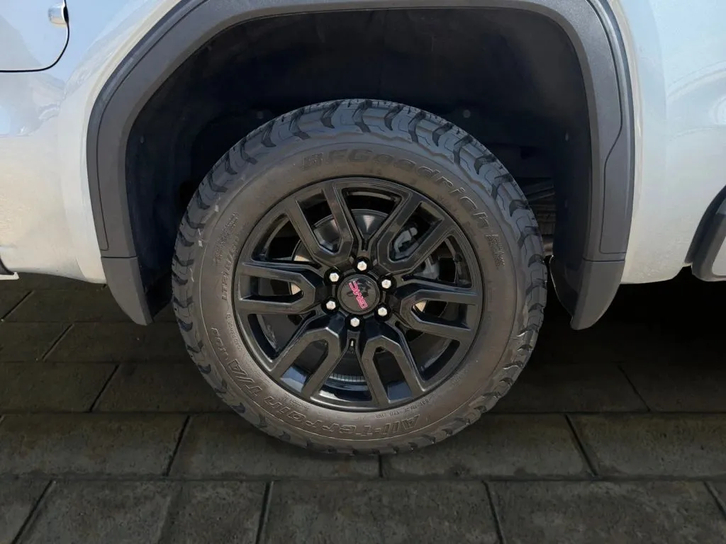 GMC Sierra photo 18