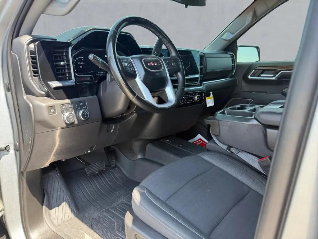 GMC Sierra photo 13