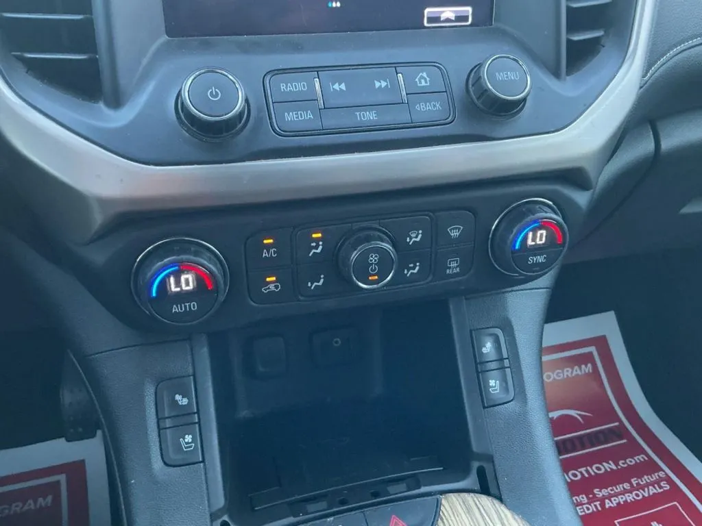 GMC Acadia photo 32