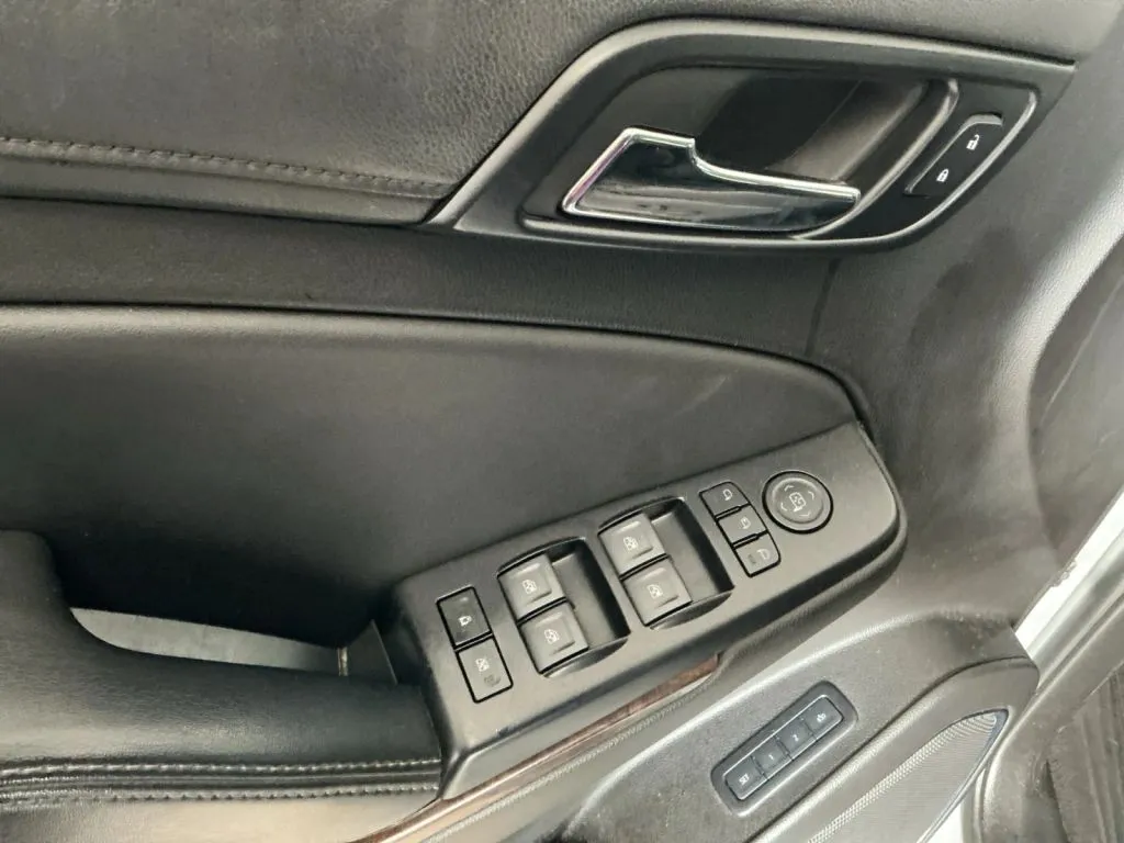 Chevrolet Suburban photo 9